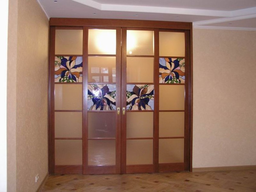 Перегородка с цветными стеклянными вставками Красногорск