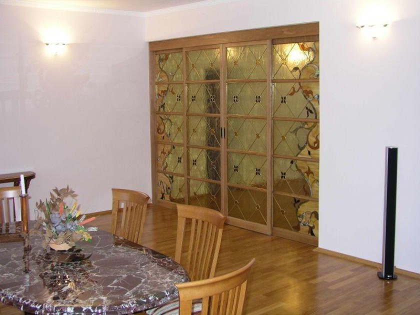 Перегородка для гостиной с цветным стеклом и декоративными вставками Красногорск