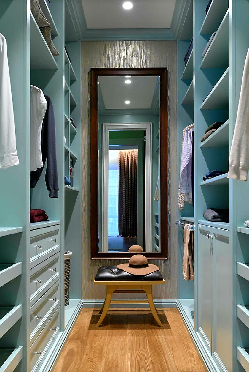 Параллельная гардеробная комната с большим зеркалом Красногорск