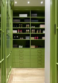 Г-образная гардеробная комната в зеленом цвете Красногорск
