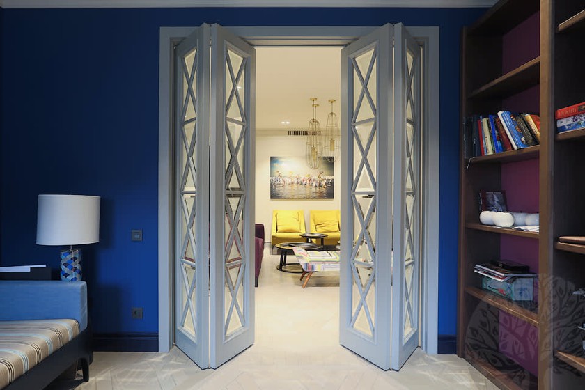 Двери гармошка  для гостиной со стеклами с разделителями Красногорск