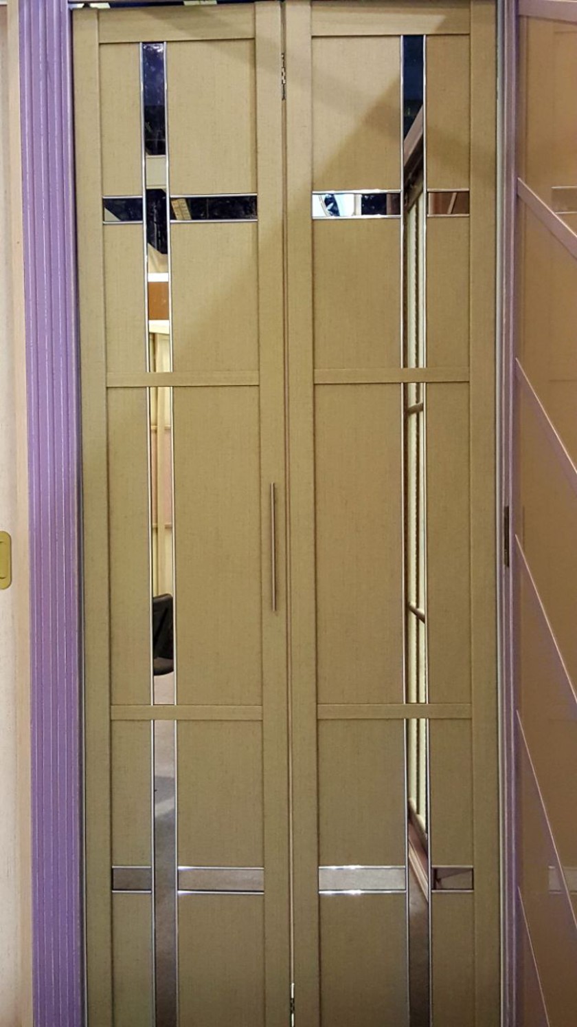 Двери гармошка шпонированные с зеркальным декором Красногорск