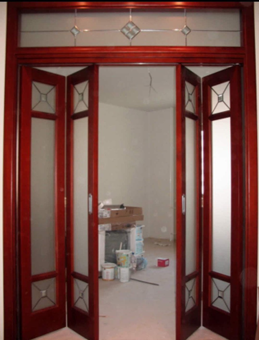 Дверь гармошка с декоративными стеклянными вставками Красногорск