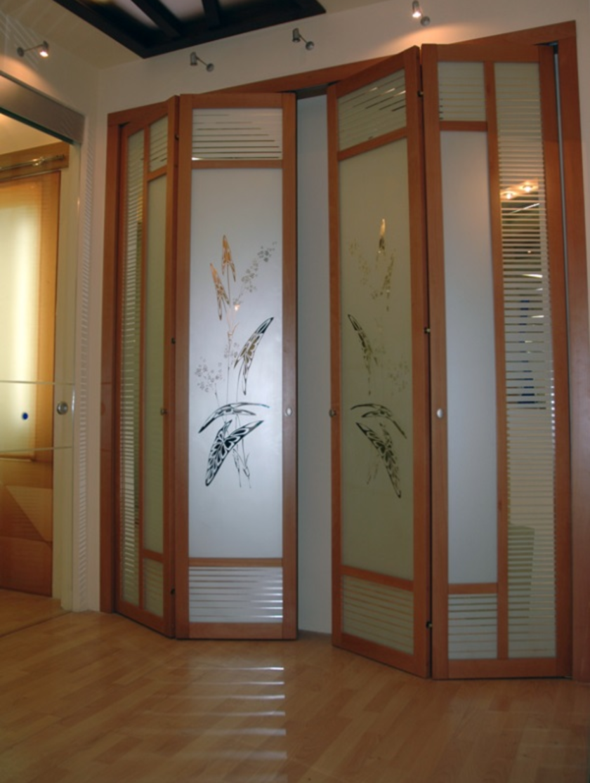 Широкие двери гармошка с матовым стеклом и рисунком Красногорск