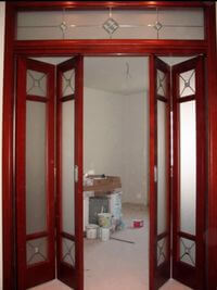 Дверь гармошка с декоративными стеклянными вставками Красногорск